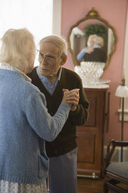 西方人,老年人,背部,两个人,家庭,夫妻,客厅,站,握手,竖图,室内,白天,正面,裙子,爱情,跳舞,窗户,地毯,沙发,欧洲,欧洲人,服装,装饰,编织,眼镜,手工艺品,墙,织物,浪漫,注视,休闲装,长裙,玻璃窗,墙壁,墙面,衣服,粉色,工艺品,观察,看,站着,休闲,温暖,温馨,一家人,休闲服,恩爱,恋人,服饰,观看,老花镜,优雅,半身裙,华丽,修饰,点缀,和睦,察看,起居室,关注,舞姿,布艺沙发,衬托,美观,雅致,雅观,华尔兹,客堂,远视眼镜,圆舞,圆舞曲,老年男性,老年女性,男人,男性,女人,女性,白种人,夫妇,情侣,装饰画,搀手,拉手,手拉手,手握手,站立,半身,彩图,舞蹈,伴侣,融洽