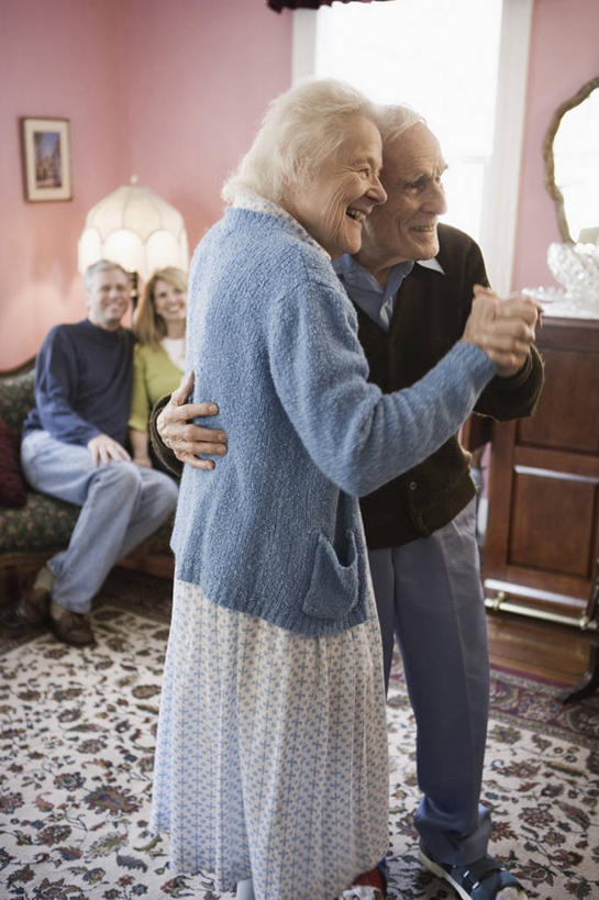 西方人,四个人,家庭,夫妻,母亲,父亲,女儿,儿子,客厅,站,坐,握手,抱,笑,微笑,露齿笑,竖图,室内,白天,正面,裙子,爱情,跳舞,窗户,地毯,沙发,欧洲,欧洲人,服装,装饰,编织,眼镜,手工艺品,墙,织物,浪漫,注视,休闲装,长裙,玻璃窗,墙壁,墙面,衣服,粉色,工艺品,观察,看,站着,休闲,温暖,温馨,父女,父子,母女,母子,一家人,休闲服,恩爱,父爱,母爱,恋人,服饰,抱着,观看,老花镜,优雅,半身裙,华丽,修饰,点缀,和睦,察看,起居室,搂着,关注,舞姿,布艺沙发,衬托,美观,雅致,雅观,华尔兹,客堂,远视眼镜,圆舞,圆舞曲,老年男性,老年女性,男人,男性,女人,女性,中年男性,中年女性,白种人,夫妇,情侣,装饰画,搀手,拉手,搂,搂抱,手拉手,手握手,站立,坐着,半身,彩图,舞蹈,伴侣,融洽