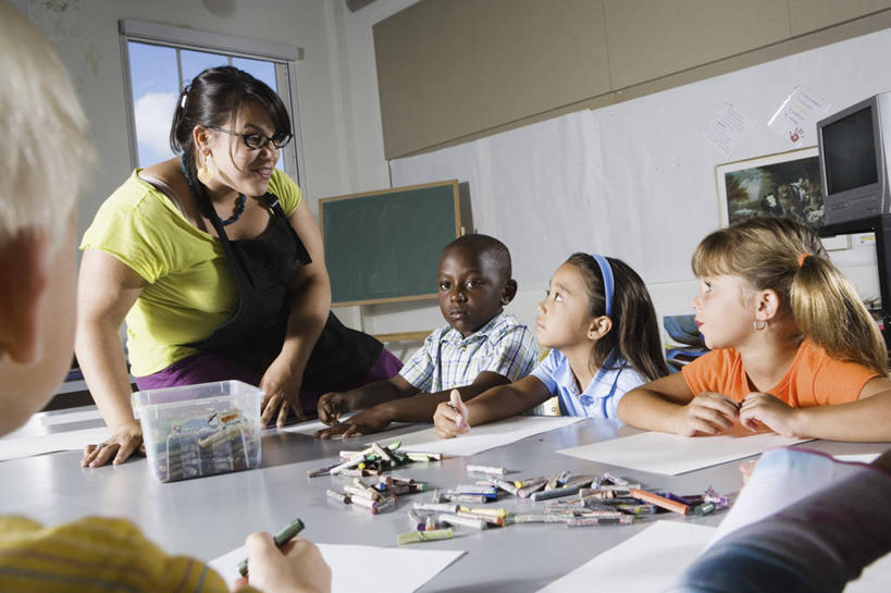 西方人,儿童,伙伴,朋友,教师,学校,坐,笑,微笑,露齿笑,横图,室内,白天,正面,友谊,纯洁,窗户,桌子,欧洲,非洲,黑人,欧洲人,五个人,握,服装,装饰,笔,蜡笔,头饰,围裙,眼镜,纸,塑料,办公用品,纸张,许多人,教育,拿,拿着,注视,休闲装,书桌,校园,玻璃窗,盒子,文具,小孩,衣服,发箍,发饰,课桌,容器,饰品,塑料制品,学习用品,观察,看,一群人,幼师,休闲,教室,同学,休闲服,可爱,童年,童趣,握着,幼儿园,服饰,头箍,观看,储藏,华丽,修饰,文具用品,点缀,察看,校友,储存,关注,学前教育,发卡,近视眼镜,童真,烂漫,无邪,配饰,衬托,美观,雅致,雅观,同窗,学友,幼稚园,蒙养园,育儿机构,天真,友情,男孩,男人,男性,女孩,女人,女性,白种人,非洲人,孩子,老师,画纸,抬头,仰头,坐着,半身,彩图,铅画纸,素描纸,幼儿教师,贮存,男生,女生