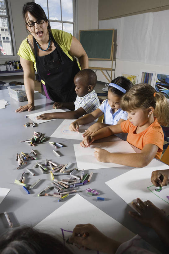 西方人,儿童,伙伴,朋友,教师,学校,站,坐,说,竖图,俯视,室内,白天,讨论,友谊,纯洁,窗户,桌子,欧洲,非洲,黑人,欧洲人,握,服装,装饰,笔,蜡笔,头饰,围裙,眼镜,纸,塑料,办公用品,纸张,许多人,教育,拿,拿着,注视,休闲装,书桌,校园,玻璃窗,盒子,文具,小孩,衣服,发箍,发饰,课桌,容器,饰品,塑料制品,学习用品,观察,看,站着,一群人,幼师,休闲,教室,同学,休闲服,可爱,童年,童趣,握着,幼儿园,服饰,头箍,观看,储藏,华丽,修饰,文具用品,点缀,察看,绘图,校友,储存,关注,学前教育,发卡,近视眼镜,童真,烂漫,无邪,配饰,衬托,美观,雅致,雅观,同窗,学友,幼稚园,蒙养园,育儿机构,交流,天真,友情,男孩,男人,男性,女孩,女人,女性,白种人,非洲人,孩子,老师,画纸,沟通,画画,画图,讲话,交谈,摹绘,商讨,说话,抬头,谈话,仰头,站立,坐着,半身,彩图,高角度拍摄,铅画纸,素描纸,幼儿教师,贮存,男生,女生