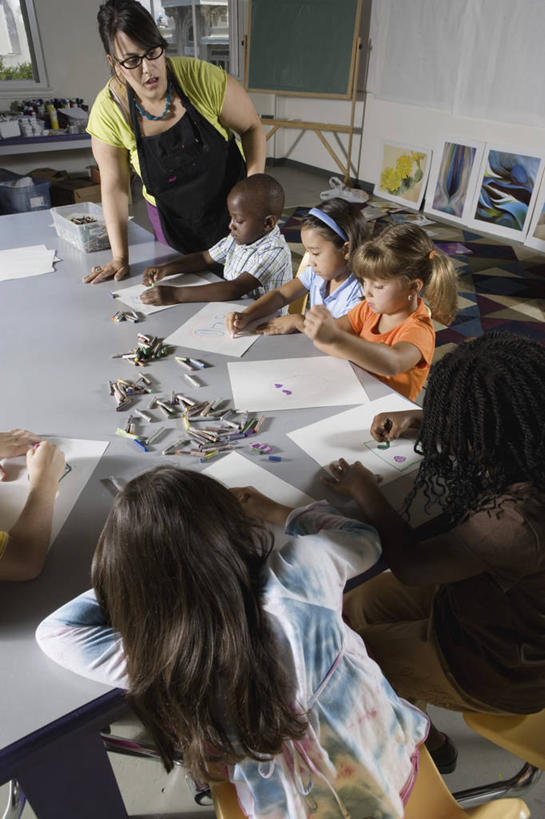 西方人,儿童,伙伴,朋友,教师,学校,站,坐,说,竖图,俯视,室内,白天,讨论,友谊,纯洁,窗户,桌子,欧洲,非洲,黑人,欧洲人,握,服装,装饰,笔,蜡笔,头饰,围裙,眼镜,纸,塑料,办公用品,纸张,许多人,教育,拿,拿着,注视,休闲装,书桌,校园,玻璃窗,盒子,文具,小孩,衣服,发箍,发饰,课桌,容器,饰品,塑料制品,学习用品,观察,看,站着,一群人,幼师,休闲,教室,同学,休闲服,可爱,童年,童趣,握着,幼儿园,服饰,头箍,观看,储藏,华丽,修饰,文具用品,点缀,察看,绘图,校友,储存,关注,学前教育,发卡,近视眼镜,童真,烂漫,无邪,配饰,衬托,美观,雅致,雅观,同窗,学友,幼稚园,蒙养园,育儿机构,交流,天真,友情,男孩,男人,男性,女孩,女人,女性,白种人,非洲人,孩子,老师,画纸,沟通,画画,画图,讲话,交谈,摹绘,商讨,说话,抬头,谈话,仰头,站立,坐着,半身,彩图,高角度拍摄,铅画纸,素描纸,幼儿教师,贮存,男生,女生