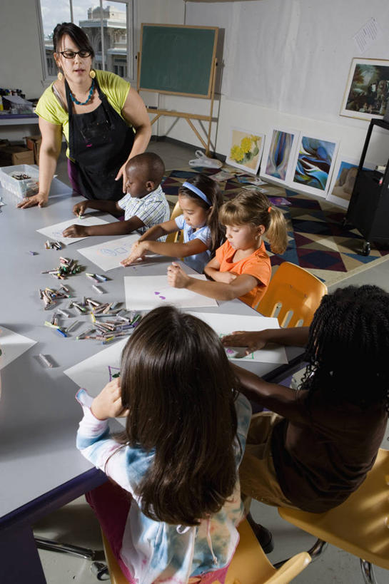 西方人,儿童,伙伴,朋友,教师,学校,站,坐,说,竖图,俯视,室内,白天,讨论,友谊,纯洁,窗户,桌子,欧洲,非洲,黑人,欧洲人,握,服装,装饰,笔,蜡笔,头饰,围裙,眼镜,纸,塑料,办公用品,纸张,许多人,教育,拿,拿着,注视,休闲装,书桌,校园,玻璃窗,盒子,文具,小孩,衣服,发箍,发饰,课桌,容器,饰品,塑料制品,学习用品,观察,看,站着,一群人,幼师,休闲,教室,同学,休闲服,可爱,童年,童趣,握着,幼儿园,服饰,头箍,观看,储藏,华丽,修饰,文具用品,点缀,察看,绘图,校友,储存,关注,学前教育,发卡,近视眼镜,童真,烂漫,无邪,配饰,衬托,美观,雅致,雅观,同窗,学友,幼稚园,蒙养园,育儿机构,交流,天真,友情,男孩,男人,男性,女孩,女人,女性,白种人,非洲人,孩子,老师,画纸,沟通,画画,画图,讲话,交谈,摹绘,商讨,说话,抬头,谈话,仰头,站立,坐着,半身,彩图,高角度拍摄,铅画纸,素描纸,幼儿教师,贮存,男生,女生