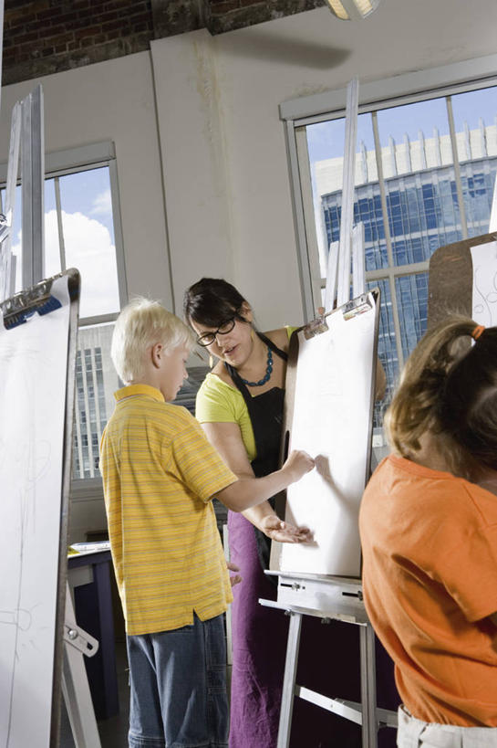 西方人,儿童,背部,三个人,伙伴,朋友,教师,学校,站,竖图,室内,白天,正面,绘画,友谊,纯洁,窗户,欧洲,欧洲人,握,服装,艺术,笔,围裙,眼镜,办公用品,美术用品,教育,拿,拿着,注视,休闲装,校园,画架,玻璃窗,文具,小孩,衣服,画笔,学习用品,观察,看,站着,幼师,休闲,教室,同学,休闲服,可爱,童年,童趣,握着,幼儿园,服饰,观看,文具用品,美术,察看,绘图,校友,关注,学前教育,绘画工具,近视眼镜,童真,烂漫,无邪,同窗,学友,幼稚园,蒙养园,育儿机构,天真,友情,男孩,男人,男性,年轻女性,女孩,女人,女性,白种人,孩子,老师,画画,画图,摹绘,站立,半身,彩图,幼儿教师,男生,女生