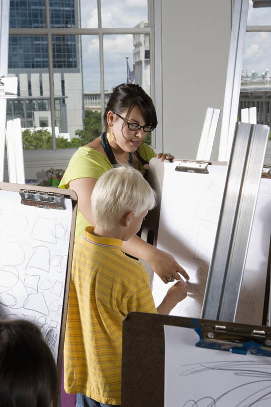 西方人,儿童,两个人,教师,学校,站,竖图,室内,白天,绘画,纯洁,窗户,欧洲,欧洲人,握,指,服装,艺术,笔,眼镜,办公用品,画板,美术用品,拿,拿着,注视,休闲装,方向,校园,画架,玻璃窗,文具,小孩,背面,衣服,画笔,学习用品,低头,观察,看,手势,站着,幼师,休闲,教室,休闲服,可爱,童年,童趣,握着,服饰,观看,文具用品,美术,察看,指向,食指,关注,绘画工具,近视眼镜,童真,烂漫,无邪,天真,男孩,男人,男性,年轻女性,女人,女性,白种人,孩子,老师,站立,半身,彩图,幼儿教师,男生