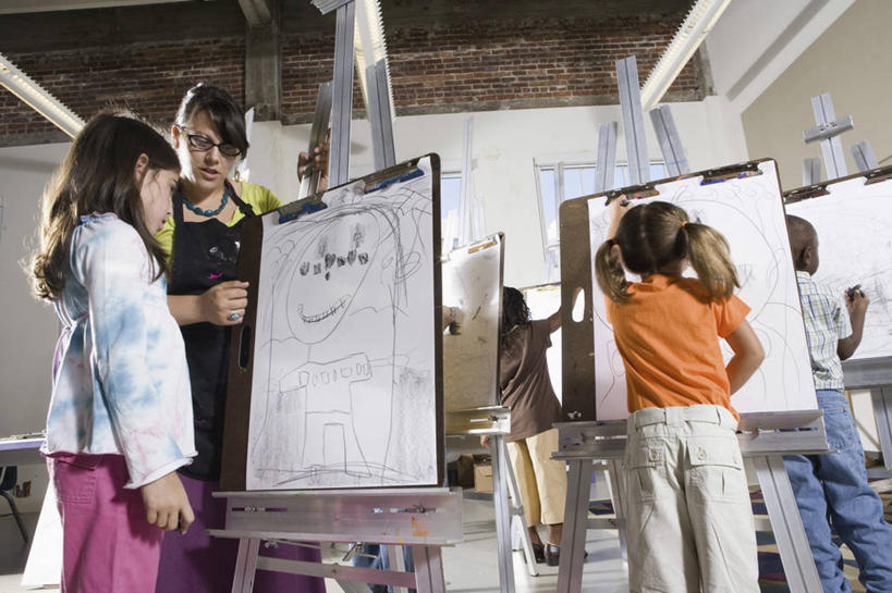 西方人,儿童,伙伴,朋友,教师,学校,站,笑,说,微笑,横图,室内,白天,仰视,讨论,绘画,友谊,纯洁,窗户,欧洲,非洲,黑人,欧洲人,握,服装,艺术,笔,蜡笔,围裙,眼镜,办公用品,画板,美术用品,许多人,教育,拿,拿着,注视,休闲装,校园,画架,玻璃窗,文具,小孩,衣服,学习用品,观察,看,站着,一群人,幼师,休闲,教室,同学,休闲服,可爱,童年,童趣,握着,幼儿园,服饰,观看,文具用品,美术,察看,绘图,校友,关注,学前教育,绘画工具,近视眼镜,童真,烂漫,无邪,同窗,学友,幼稚园,蒙养园,育儿机构,交流,天真,友情,男孩,男人,男性,女孩,女人,女性,白种人,非洲人,孩子,老师,沟通,画画,画图,讲话,交谈,摹绘,商讨,说话,谈话,站立,半身,彩图,低角度拍摄,幼儿教师,男生,女生