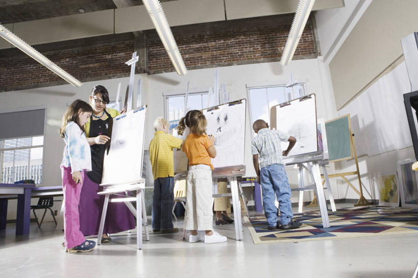 西方人,儿童,伙伴,朋友,教师,学校,站,笑,说,微笑,横图,室内,白天,仰视,讨论,绘画,友谊,纯洁,窗户,欧洲,非洲,黑人,欧洲人,握,服装,艺术,笔,蜡笔,围裙,眼镜,办公用品,画板,美术用品,许多人,教育,拿,拿着,注视,休闲装,校园,画架,玻璃窗,文具,小孩,衣服,学习用品,观察,看,站着,一群人,幼师,休闲,教室,同学,休闲服,可爱,童年,童趣,握着,幼儿园,服饰,观看,文具用品,美术,察看,绘图,校友,关注,学前教育,绘画工具,近视眼镜,童真,烂漫,无邪,同窗,学友,幼稚园,蒙养园,育儿机构,交流,天真,友情,男孩,男人,男性,女孩,女人,女性,白种人,非洲人,孩子,老师,沟通,画画,画图,讲话,交谈,摹绘,商讨,说话,谈话,站立,彩图,低角度拍摄,全身,幼儿教师,男生,女生