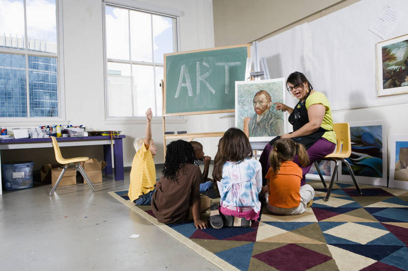 西方人,儿童,背部,伙伴,朋友,教师,学校,坐,说,横图,室内,白天,正面,讨论,友谊,纯洁,窗户,地毯,桌子,椅子,欧洲,非洲,黑人,欧洲人,指,服装,装饰,编织,围裙,眼镜,手工艺品,木椅,织物,许多人,教育,注视,休闲装,方向,书桌,校园,玻璃窗,小孩,衣服,课桌,黑板,工艺品,观察,看,手势,一群人,幼师,休闲,教室,同学,休闲服,可爱,童年,童趣,教学,幼儿园,服饰,观看,华丽,修饰,点缀,察看,指向,食指,校友,关注,学前教育,近视眼镜,童真,烂漫,无邪,衬托,美观,雅致,雅观,同窗,学友,耐磨,教学黑板,幼稚园,蒙养园,育儿机构,交流,天真,友情,男孩,男人,男性,女孩,女人,女性,白种人,非洲人,孩子,老师,沟通,讲话,交谈,商讨,说话,抬头,谈话,仰头,坐着,半身,彩图,幼儿教师,男生,女生