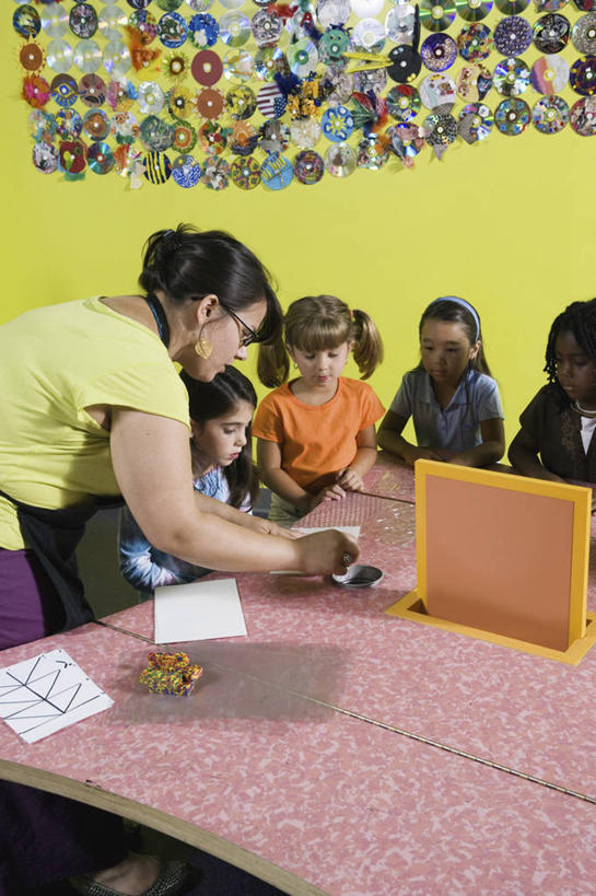 西方人,儿童,伙伴,朋友,教师,学校,站,坐,竖图,室内,白天,正面,友谊,纯洁,桌子,工艺美术品,欧洲,非洲,黑人,欧洲人,五个人,弯腰,握,服装,艺术,围裙,眼镜,纸,纸张,艺术品,许多人,教育,拿,拿着,注视,休闲装,书桌,校园,小孩,衣服,课桌,工艺品,观察,看,站着,一群人,幼师,休闲,教室,同学,休闲服,可爱,童年,童趣,握着,幼儿园,服饰,观看,工艺,美术,察看,校友,关注,学前教育,近视眼镜,童真,烂漫,无邪,弯身,同窗,学友,幼稚园,蒙养园,育儿机构,天真,友情,男孩,男人,男性,女孩,女人,女性,白种人,非洲人,孩子,老师,画纸,站立,坐着,半身,彩图,铅画纸,素描纸,幼儿教师,男生,女生