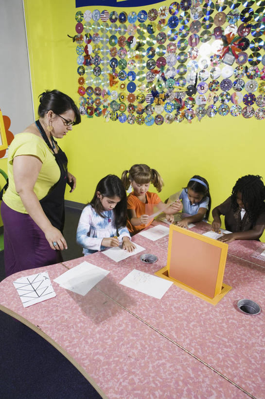 西方人,儿童,伙伴,朋友,教师,学校,站,坐,竖图,俯视,室内,白天,友谊,纯洁,桌子,欧洲,非洲,黑人,欧洲人,五个人,握,服装,笔,蜡笔,围裙,眼镜,纸,墙,办公用品,纸张,许多人,教育,拿,拿着,注视,休闲装,书桌,校园,墙壁,墙面,文具,小孩,衣服,绿色,课桌,学习用品,低头,观察,看,站着,一群人,幼师,休闲,教室,同学,休闲服,可爱,童年,童趣,握着,幼儿园,服饰,观看,文具用品,察看,绘图,校友,关注,学前教育,近视眼镜,童真,烂漫,无邪,同窗,学友,幼稚园,蒙养园,育儿机构,天真,友情,男孩,男人,男性,女孩,女人,女性,白种人,非洲人,孩子,老师,画纸,画画,画图,摹绘,站立,坐着,半身,彩图,高角度拍摄,铅画纸,素描纸,幼儿教师,男生,女生