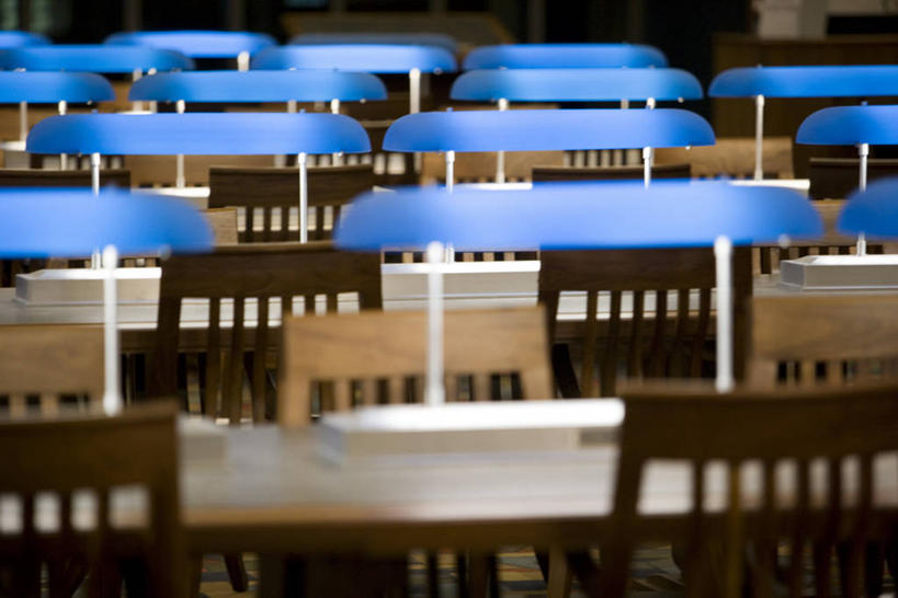 无人,图书馆,横图,室内,白天,正面,桌子,椅子,一排,阴影,整齐,光线,影子,书桌,排列,蓝色,阳光,课桌,队列,浏览室,彩图,书库,图书库,阅览室