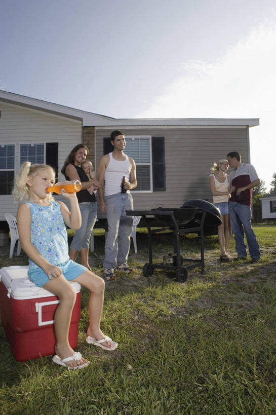 果汁,啤酒,西方人,婴儿,儿童,家庭,夫妻,母亲,父亲,女儿,伙伴,朋友,家,站,坐,抱,笑,微笑,露齿笑,竖图,室外,白天,正面,爱情,烹饪,游戏,友谊,纯洁,草地,草坪,植物,厨具,金属制品,欧洲,欧洲人,撑,阴影,服装,光线,金属,罐子,锅子,影子,房屋,屋子,橙汁,酒类,饮品,许多人,浪漫,扭头,注视,休闲装,锅,楼房,住宅,玻璃制品,酒,草,树,树木,饮料,小孩,衣服,蓝色,绿色,蓝天,天空,阳光,自然,玻璃瓶,瓶子,容器,箱子,天,观察,看,站着,转头,一群人,休闲,温暖,温馨,父女,母女,一家人,休闲服,恩爱,父爱,可爱,母爱,童年,童趣,恋人,服饰,生长,晴朗,成长,锅具,抱着,观看,活动,储藏,和睦,察看,急救箱,便利,撑着,搂着,甜橙,储存,发泄,关注,可口,消遣,智力,宝宝,童真,烂漫,无邪,烹饪用具,万里无云,快捷,宣泄,方便,适口,伶俐,天真,友情,男人,男性,年轻男性,年轻女性,女孩,女人,女性,中年男性,中年女性,白种人,孩子,年轻人,夫妇,情侣,烹调用具,晴空,晴空万里,橙子,橙,怀抱,搂,搂抱,烹调,玩耍,嬉戏,相抱,拥抱,站立,坐着,彩图,全身,房子,鹄壳,黄橙,黄果,金橙,金环,金球,糖橙,伴侣,融洽,贮存,女生