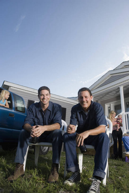 果汁,啤酒,西方人,婴儿,儿童,家庭,夫妻,母亲,父亲,女儿,伙伴,朋友,家,站,坐,抱,笑,微笑,露齿笑,竖图,室外,白天,正面,爱情,烹饪,游戏,友谊,纯洁,草地,草坪,植物,厨具,椅子,金属制品,欧洲,欧洲人,五个人,撑,阴影,服装,光线,金属,罐子,锅子,影子,房屋,屋子,橙汁,酒类,饮品,许多人,浪漫,扭头,注视,休闲装,锅,楼房,住宅,玻璃制品,酒,草,树,树木,饮料,小孩,衣服,蓝色,绿色,蓝天,天空,阳光,自然,玻璃瓶,瓶子,容器,箱子,天,观察,看,站着,转头,一群人,休闲,温暖,温馨,父女,母女,一家人,休闲服,恩爱,父爱,可爱,母爱,童年,童趣,恋人,服饰,生长,晴朗,成长,锅具,抱着,观看,活动,储藏,和睦,察看,急救箱,便利,撑着,搂着,甜橙,储存,发泄,关注,可口,消遣,智力,宝宝,童真,烂漫,无邪,烹饪用具,万里无云,快捷,宣泄,方便,适口,伶俐,天真,友情,男人,男性,年轻男性,女孩,女人,女性,中年男性,中年女性,白种人,孩子,年轻人,夫妇,情侣,烹调用具,晴空,晴空万里,橙子,橙,怀抱,搂,搂抱,烹调,玩耍,嬉戏,相抱,拥抱,站立,坐着,彩图,全身,房子,鹄壳,黄橙,黄果,金橙,金环,金球,糖橙,伴侣,融洽,贮存,女生