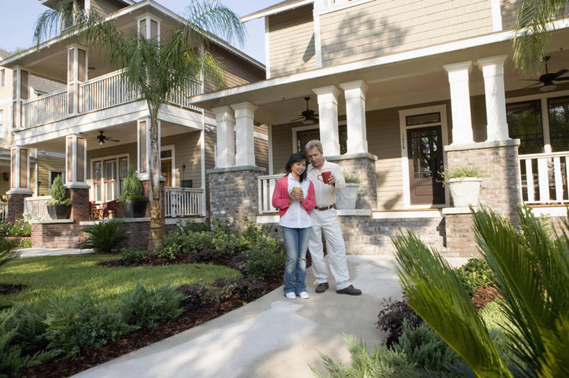 西方人,两个人,家庭,夫妻,家,站,抱,捧,笑,微笑,露齿笑,横图,室外,白天,正面,爱情,草地,草坪,植物,别墅,门,杯子,欧洲,欧洲人,阴影,服装,光线,瓷器,影子,大门,房屋,屋子,公寓,咖啡杯,陶瓷制品,浪漫,注视,休闲装,洋房,楼房,住宅,草,树,树木,衣服,蓝色,绿色,蓝天,天空,阳光,自然,门框,天,观察,看,站着,休闲,温暖,温馨,一家人,休闲服,恩爱,恋人,服饰,生长,成长,抱着,观看,和睦,察看,搂着,关注,前门,瓷杯,宅院,男人,男性,女人,女性,中年男性,中年女性,白种人,夫妇,情侣,端,端着,怀抱,搂,搂抱,捧着,手捧,相抱,拥抱,站立,彩图,全身,房子,宅门,伴侣,融洽