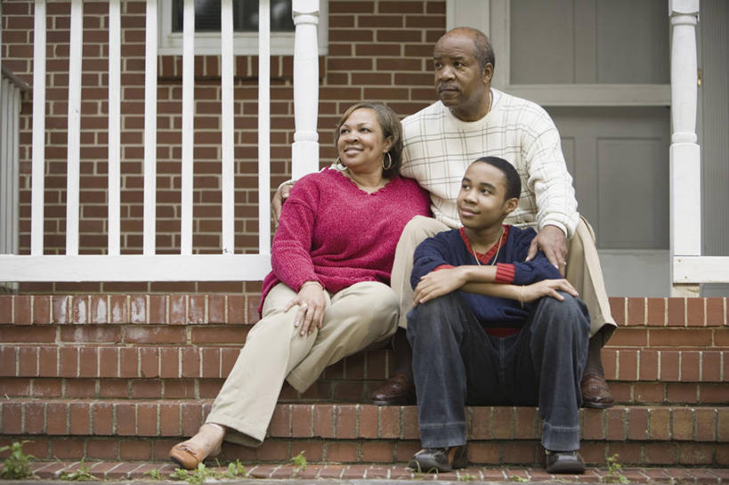 西方人,儿童,中年人,三个人,家庭,夫妻,母亲,父亲,儿子,家,坐,抱,笑,双手交叉,微笑,露齿笑,横图,室外,白天,正面,爱情,纯洁,草地,草坪,树林,植物,门,欧洲,非洲,黑人,欧洲人,阴影,服装,光线,影子,大门,房屋,屋子,浪漫,扭头,注视,休闲装,楼房,住宅,草,树,树木,小孩,衣服,绿色,阳光,自然,门框,观察,看,转头,休闲,温暖,温馨,父子,母子,三口之家,一家人,休闲服,恩爱,父爱,可爱,母爱,童年,童趣,恋人,服饰,生长,成长,抱着,观看,和睦,察看,双手抱胸,搂着,关注,前门,童真,宅院,烂漫,无邪,天真,男孩,男人,男性,女人,女性,中年男性,中年女性,非洲人,孩子,夫妇,情侣,怀抱,搂,搂抱,相抱,拥抱,坐着,彩图,全身,房子,宅门,伴侣,融洽,男生