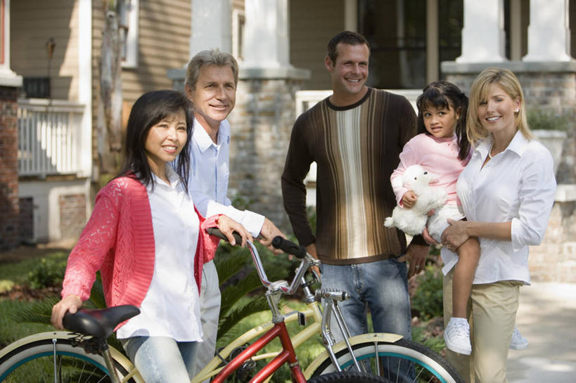 东方人,西方人,儿童,中年人,家庭,夫妻,母亲,父亲,女儿,伙伴,朋友,家,站,拉,推,抱,笑,微笑,露齿笑,横图,室外,白天,正面,爱情,游戏,友谊,纯洁,草地,草坪,植物,门,自行车,玩具,欧洲,欧洲人,亚洲,五个人,阴影,服装,光线,影子,大门,房屋,屋子,公寓,许多人,浪漫,玩,扭头,注视,休闲装,黄种人,娱乐,洋房,楼房,住宅,车,脚踏车,草,树,树木,小孩,衣服,绿色,阳光,自然,门框,交通工具,观察,看,站着,转头,一群人,休闲,温暖,温馨,父女,母女,一家人,休闲服,恩爱,父爱,可爱,母爱,童年,童趣,益智,恋人,服饰,生长,成长,抱着,观看,活动,和睦,察看,搂着,发泄,关注,消遣,智力,载具,前门,童真,宅院,烂漫,无邪,宣泄,天真,友情,男人,男性,女孩,女人,女性,中年男性,中年女性,白种人,亚洲人,孩子,夫妇,情侣,怀抱,搂,搂抱,玩耍,嬉戏,相抱,拥抱,站立,半身,彩图,房子,宅门,伴侣,融洽,女生