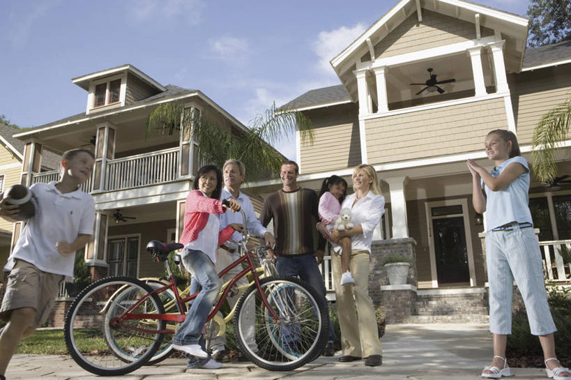 西方人,儿童,中年人,老年人,夫妻,母亲,父亲,女儿,祖母,祖父,三代同堂,家,站,跑,拉,推,抱,笑,微笑,露齿笑,横图,室外,白天,仰视,爱情,锻炼,游戏,快乐,兴奋,纯洁,骄傲,成功,胜利,运动,足球,草地,草坪,植物,门,自行车,玩具,欧洲,欧洲人,击掌,握,阴影,服装,光线,影子,大门,房屋,屋子,云,云朵,公寓,足球装备,许多人,浪漫,拿,玩,云彩,拿着,扭头,注视,休闲装,娱乐,运动器械,祖孙三代,洋房,楼房,住宅,车,脚踏车,草,树,树木,小孩,衣服,蓝色,绿色,白云,蓝天,天空,阳光,自然,门框,交通工具,天,观察,看,手势,站着,转头,一群人,休闲,温暖,温馨,父女,母女,休闲服,健身器械,恩爱,父爱,可爱,母爱,童年,童趣,益智,自信,握着,恋人,服饰,生长,晴朗,奶奶,爷爷,成长,抱着,观看,活动,祖孙,和睦,察看,搂着,发泄,关注,消遣,智力,载具,前门,健身器材,童真,宅院,烂漫,无邪,外婆,外孙女,外祖母,外公,外祖父,外孙,外孙子,宣泄,蹴鞠,体育,天真,足球运动,老年男性,老年女性,男孩,男人,男性,女孩,女人,女性,中年男性,中年女性,白种人,孩子,夫妇,情侣,全家福,孙女,孙子,晴空,怀抱,搂,搂抱,拍手,跑步,玩耍,嬉戏,相抱,拥抱,站立,半身,彩图,低角度拍摄,健身,欢乐,开心,房子,宅门,伴侣,融洽,运动器材,男生,女生,爸爸,多代同堂,妈妈