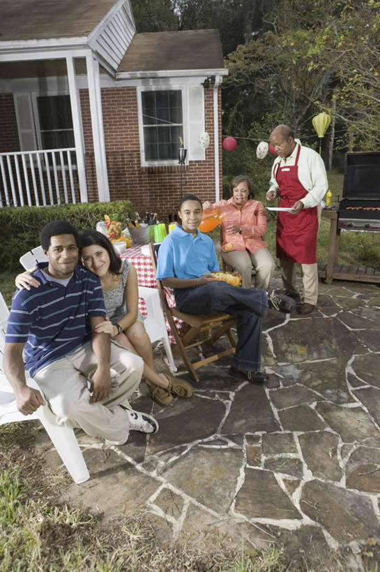 果汁,葡萄酒,西方人,儿童,中年人,家庭,夫妻,母亲,父亲,儿子,家,站,坐,抱,捧,笑,微笑,露齿笑,竖图,室外,白天,正面,爱情,烹饪,奢侈,快乐,纯洁,草地,草坪,植物,餐桌,桌子,餐具,厨具,椅子,欧洲,非洲,黑人,欧洲人,五个人,一排,握,服装,整齐,装饰,时间,电器,碟子,罐子,烤炉,烤箱,盘,时钟,手表,塑料,房屋,屋子,橙汁,饮品,许多人,浪漫,二郎腿,拿,计时,拿着,依偎,注视,休闲装,楼房,住宅,玻璃制品,酒,草,树,树木,饮料,排列,小孩,衣服,绿色,自然,盘子,玻璃瓶,瓶子,气球,塑料制品,碟,钟表,香槟,低头,观察,看,靠,靠着,倚靠,站着,一群人,休闲,温暖,温馨,父子,母子,一家人,休闲服,橡胶,表,恩爱,父爱,可爱,母爱,童年,童趣,诱惑,握着,恋人,服饰,生长,成长,餐台,抱着,观看,华丽,修饰,腕表,点缀,和睦,察看,家电,家用电器,搂着,倚着,甜橙,队列,关注,可口,炊具,童真,橡胶制品,烂漫,无邪,烹饪用具,依附,依赖,投靠,衬托,美观,雅致,雅观,气泡酒,起泡酒,汽酒,适口,天真,男孩,男人,男性,年轻男性,年轻女性,女人,女性,中年男性,中年女性,白种人,非洲人,孩子,夫妇,情侣,烹调用具,钟,橙子,橙,端,端着,怀抱,搂,搂抱,烹调,捧着,手捧,相抱,拥抱,站立,坐着,彩图,全身,高兴,欢笑,房子,鹄壳,黄橙,黄果,金橙,金环,金球,糖橙,伴侣,融洽,小家电,男生