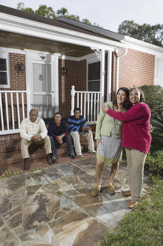 西方人,家庭,夫妻,母亲,父亲,女儿,儿子,家,栏杆,站,坐,抱,笑,双手交叉,微笑,露齿笑,竖图,室外,白天,正面,爱情,纯洁,建材,草地,草坪,树林,植物,楼梯,门,建筑,欧洲,非洲,黑人,欧洲人,五个人,阴影,服装,光线,材料,扶手,影子,砖,砖块,大门,房屋,阶梯,屋子,许多人,浪漫,注视,休闲装,护栏,楼房,台阶,住宅,草,树,树木,衣服,蓝色,绿色,蓝天,天空,阳光,自然,门框,天,观察,看,靠,靠着,倚靠,站着,一群人,休闲,温暖,温馨,父女,父子,母女,母子,一家人,休闲服,砖头,恩爱,父爱,可爱,母爱,童年,童趣,恋人,建造,服饰,生长,成长,抱着,观看,和睦,察看,搂着,倚着,关注,前门,童真,宅院,烂漫,无邪,天真,男孩,年轻男性,年轻女性,女人,女性,中年男性,中年女性,白种人,非洲人,夫妇,情侣,石料,怀抱,搂,搂抱,十字手,相抱,拥抱,站立,坐着,彩图,全身,房子,宅门,砌墙砖,伴侣,融洽,男生