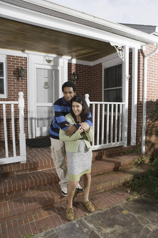 西方人,两个人,家,栏杆,站,抱,笑,微笑,露齿笑,竖图,室外,白天,正面,爱情,草地,草坪,树林,植物,楼梯,门,欧洲,非洲,黑人,欧洲人,阴影,服装,光线,扶手,影子,大门,房屋,阶梯,屋子,浪漫,注视,休闲装,护栏,楼房,台阶,住宅,草,树,树木,衣服,绿色,阳光,自然,门框,观察,看,站着,休闲,温暖,温馨,休闲服,恩爱,恋人,服饰,生长,成长,抱着,观看,和睦,察看,搂着,关注,前门,宅院,男人,男性,年轻男性,年轻女性,女人,女性,白种人,非洲人,情侣,怀抱,搂,搂抱,相抱,拥抱,站立,彩图,全身,房子,宅门,伴侣,融洽