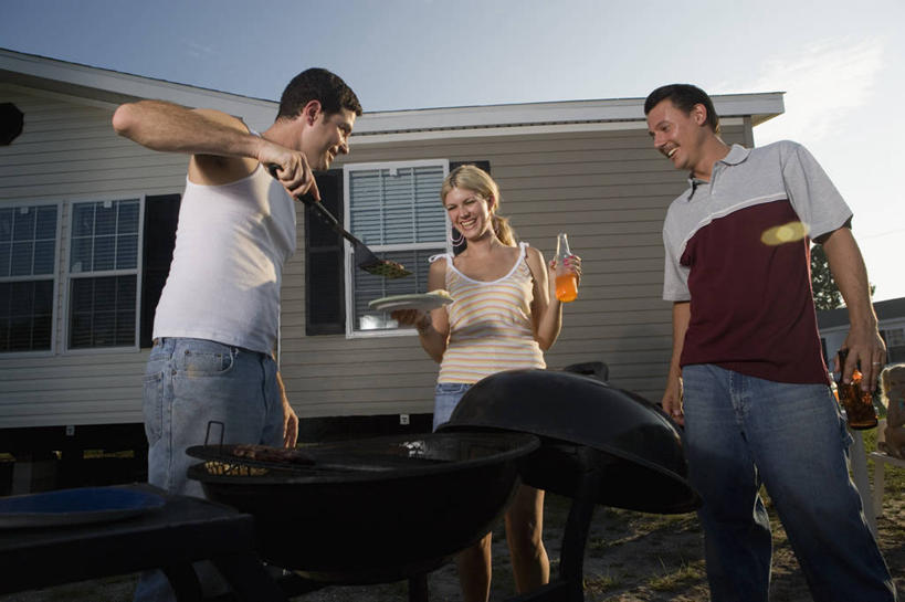 果汁,西方人,儿童,中年人,四个人,家庭,夫妻,母亲,父亲,女儿,伙伴,朋友,家,站,笑,说,微笑,露齿笑,横图,室外,白天,仰视,爱情,烹饪,讨论,友谊,纯洁,窗户,餐具,厨具,金属制品,欧洲,欧洲人,握,阴影,服装,光线,金属,铲子,电器,碟子,罐子,烤炉,烤箱,盘,影子,房屋,屋子,橙汁,饮品,浪漫,拿,拿着,注视,休闲装,楼房,玻璃窗,住宅,玻璃制品,饮料,小孩,衣服,天空,阳光,盘子,玻璃瓶,瓶子,碟,天,观察,看,站着,休闲,温暖,温馨,父女,母女,一家人,休闲服,恩爱,父爱,可爱,母爱,童年,童趣,握着,恋人,服饰,观看,和睦,察看,家电,家用电器,甜橙,关注,可口,炊具,童真,烂漫,无邪,烹饪用具,适口,交流,天真,友情,男人,男性,年轻男性,女孩,女人,女性,中年男性,中年女性,白种人,孩子,夫妇,情侣,烹调用具,橙子,橙,沟通,讲话,交谈,烹调,商讨,说话,谈话,站立,半身,彩图,低角度拍摄,房子,鹄壳,黄橙,黄果,金橙,金环,金球,糖橙,手铲,伴侣,融洽,小家电,女生
