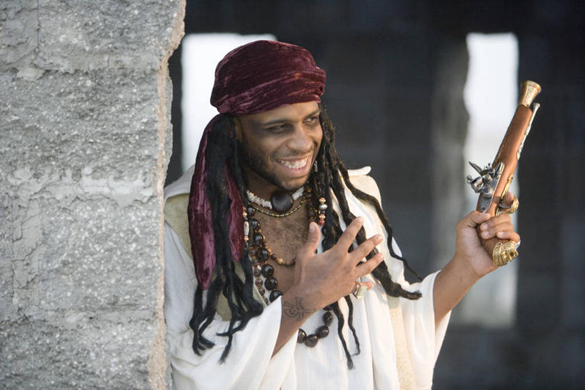 西方人,一个人,站,举,笑,微笑,露齿笑,横图,室内,白天,正面,戏服,游戏,竞争,欧洲,非洲,黑人,欧洲人,仅一个男性,仅一个人,表演,对抗,握,阴影,服装,朦胧,模糊,冲突,光线,枪支,影子,堡垒,城堡,墙,拿,玩,拿着,破坏,娱乐,墙壁,墙面,仅一个年轻男性,衣服,天空,阳光,天,靠,靠着,托,倚靠,站着,休闲,武器,战争,握着,海盗,服饰,手枪,活动,损坏,倚着,张开五指,攻击,威胁,衣着,要塞,穿着,对立,发泄,矛盾,消遣,智力,兵器,左轮手枪,转轮手枪,防御,角色扮演,表演服,枪械,演出服,弹夹,敌对,挫败,斗争,抗拒,抗衡,宣泄,杀伤,威慑,衣饰,子弹夹,演戏,设防,道具服,危险,男人,男性,年轻男性,非洲人,举起,举手,举着,玩耍,嬉戏,向上举,向上伸,向上托,站立,半身,彩图,五指张开