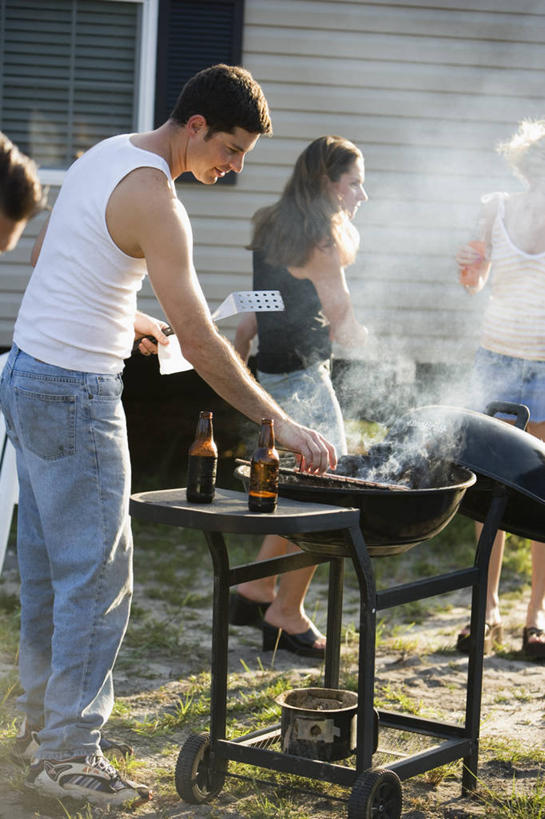 西方人,四个人,邻居,伙伴,朋友,家,站,笑,微笑,露齿笑,竖图,室外,白天,侧面,凉鞋,烧烤,友谊,草地,草坪,植物,雾,别墅,鞋子,金属制品,欧洲,欧洲人,握,阴影,沸腾,服装,裤子,光线,金属,蒸汽,背心,铲子,影子,房屋,屋子,公寓,烤架,水蒸气,烤肉,注视,牛仔裤,休闲装,洋房,楼房,住宅,玻璃制品,酒瓶,草,两个,衣服,绿色,阳光,玻璃瓶,瓶子,低头,观察,看,站着,休闲,休闲服,啤酒瓶,铁架,握着,服饰,观看,察看,衣着,穿着,关注,蒸发,衣饰,友情,男人,男性,女人,女性,中年男性,中年女性,白种人,站立,半身,彩图,房子,邻人,手铲
