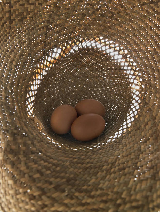 无人,竖图,俯视,室内,特写,白天,帽子,阴影,反射,草帽,影子,蛋,鸡蛋,食品,食物,三个,卵,彩图,高角度拍摄