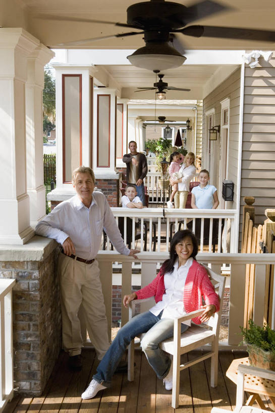 西方人,儿童,中年人,家庭,夫妻,母亲,父亲,女儿,儿子,邻居,家,栏杆,站,坐,抱,笑,微笑,露齿笑,竖图,室外,白天,正面,爱情,纯洁,别墅,椅子,欧洲,欧洲人,指,阴影,服装,裤子,反射,电器,影子,房屋,屋子,公寓,围栏,风扇,夏季,许多人,浪漫,清凉,注视,指点,牛仔裤,休闲装,凉爽,洋房,护栏,楼房,住宅,两个,小孩,衣服,白色,夏天,观察,看,站着,一群人,休闲,温暖,温馨,父女,父子,母女,母子,一家人,休闲服,恩爱,父爱,可爱,母爱,童年,童趣,搭,恋人,服饰,电风扇,抱着,观看,电扇,和睦,察看,家电,家用电器,搂着,指向,搭着,关注,童真,烂漫,无邪,天真,老年男性,男孩,男人,男性,女孩,女人,女性,中年男性,中年女性,白种人,孩子,夫妇,情侣,怀抱,搂,搂抱,相抱,拥抱,站立,坐着,彩图,全身,房子,邻人,伴侣,融洽,小家电,男生,女生