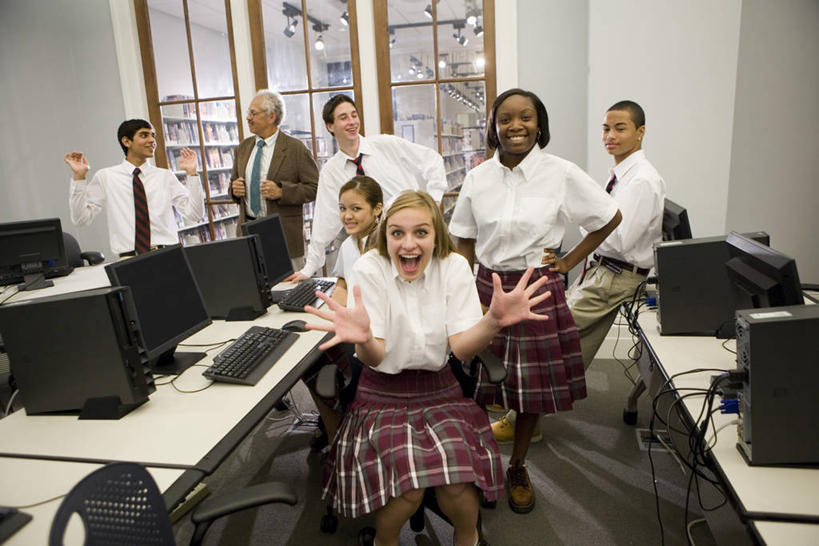 西方人,伙伴,朋友,学生,教师,站,坐,举,笑,微笑,露齿笑,横图,室内,白天,正面,制服,友谊,电脑,显示器,鼠标,键盘,窗户,落地窗,桌子,椅子,欧洲,非洲,黑人,欧洲人,服装,网络,墙,许多人,扭头,注视,输入设备,通讯设备,书桌,手叉腰,玻璃窗,墙壁,墙面,会议椅,课桌,叉腰,观察,看,托,站着,张嘴,转头,一群人,同学,校服,台式电脑,观看,办公椅,察看,校友,关注,通信设备,张大嘴巴,输出设备,学生服,同窗,学友,商务椅,培训椅,门生,单手叉腰,友情,老年男性,男人,男性,年轻男性,年轻女性,女人,女性,白种人,非洲人,讲师,教授,老师,张开嘴,举起,举手,举着,向上举,向上伸,向上托,站立,坐着,半身,彩图