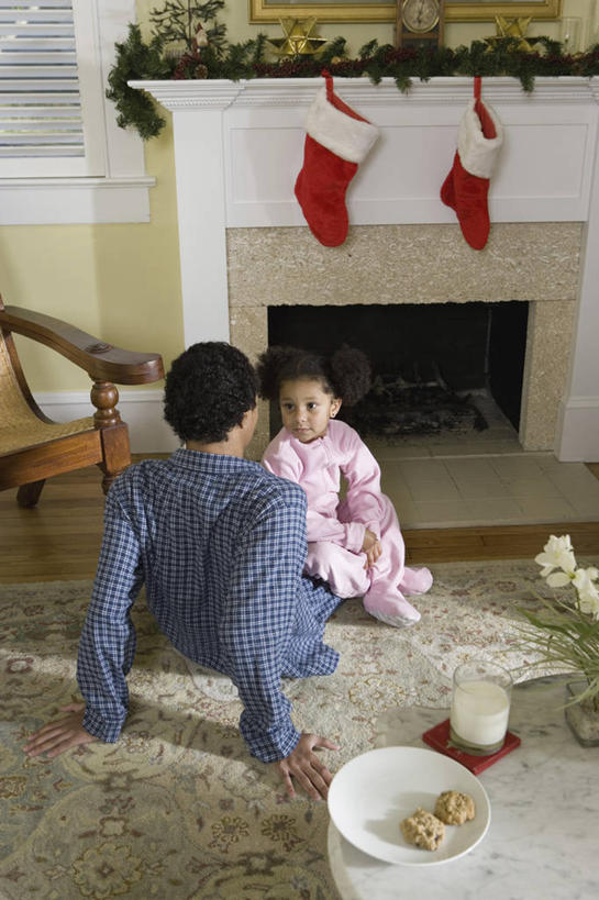 点心,牛奶,西方人,儿童,背部,两个人,家庭,坐,笑,微笑,竖图,室内,白天,正面,纯洁,壁炉,餐桌,地毯,桌子,杯子,餐具,椅子,欧洲,欧洲人,撑,服装,装饰,编织,碟子,盘,手工艺品,木椅,墙,食品,织物,饮品,营养,扭头,注视,休闲装,圣诞袜,袜子,墙壁,墙面,玻璃制品,食物,饮料,小孩,衣服,盘子,水杯,工艺品,碟,饼干,零食,观察,看,取暖,转头,休闲,温暖,温馨,一家人,休闲服,可爱,童年,童趣,服饰,餐台,观看,华丽,修饰,点缀,和睦,察看,乳制品,撑着,奶,牛乳,关注,童真,烂漫,无邪,衬托,美观,雅致,雅观,安神,天真,男孩,男人,男性,女孩,女人,女性,白种人,玻璃杯,坐着,彩图,全身,取暖设备,融洽,男生,女生