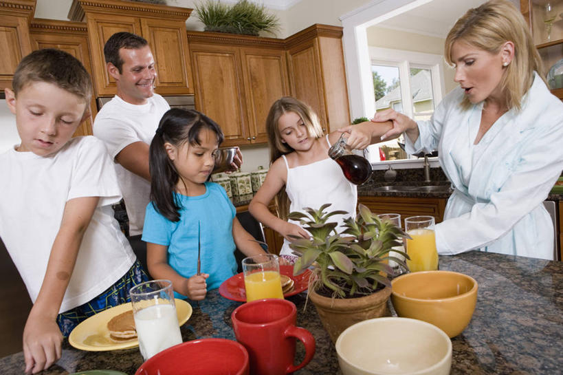 点心,牛奶,西方人,儿童,中年人,家庭,夫妻,母亲,父亲,女儿,儿子,站,笑,微笑,露齿笑,横图,室内,白天,正面,爱情,纯洁,餐桌,柜子,桌子,杯子,餐具,欧洲,欧洲人,五个人,握,服装,粘稠,碟子,盘,陶瓷,墙,调料,食品,糖,陶瓷制品,饮品,调味品,许多人,浪漫,营养,拿,调味料,拿着,扭头,注视,休闲装,文化,饼,小吃,墙壁,墙面,食物,糕点,饮料,小孩,衣服,盘子,容器,水杯,橱柜,碟,碗,低头,观察,看,站着,转头,一群人,休闲,温暖,温馨,父女,父子,母女,母子,一家人,休闲服,恩爱,父爱,可爱,母爱,童年,童趣,握着,恋人,服饰,餐台,观看,储藏,糖浆,和睦,察看,乳制品,奶,牛乳,储存,关注,烤饼,童真,黏稠,烂漫,无邪,安神,浓厚,天真,男孩,男人,男性,女孩,女人,女性,中年男性,中年女性,白种人,孩子,夫妇,情侣,茶杯,站立,半身,彩图,印度烤饼,伴侣,融洽,贮存,男生,女生
