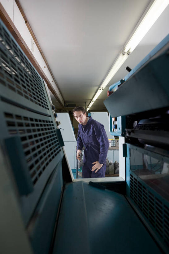 西方人,一个人,技术人员,站,竖图,室内,白天,正面,工作服,制服,机器,天花板,纺织品,照明,欧洲,欧洲人,仅一个男性,仅一个人,仅一个中年男性,握,布,灯光,织物,拿,拿着,注视,抹布,顶灯,灯,工人,灯具,观察,看,站着,机械,握着,观看,照亮,察看,照明设备,关注,工作制服,男人,男性,中年男性,白种人,员工,技术员,站立,半身,彩图,工作套服,匠人,劳动者,体力工,技工