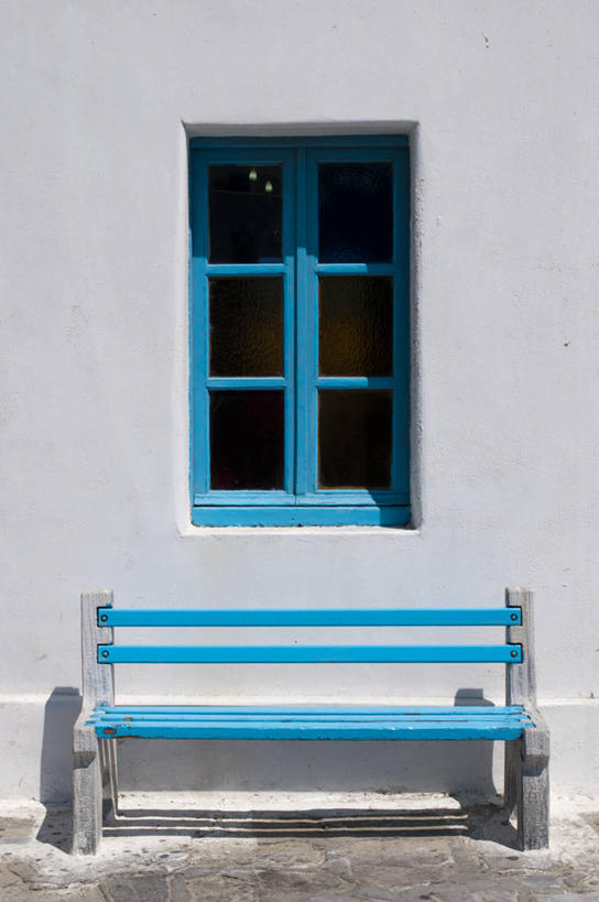 无人,竖图,室外,白天,正面,度假,美景,窗户,城市风光,城市,椅子,希腊,欧洲,阴影,光线,影子,木椅,墙,景观,娱乐,玻璃窗,墙壁,墙面,阳光,享受,休闲,景色,放松,基克拉迪群岛,希腊共和国,米克诺斯岛,基克拉泽斯群岛,彩图
