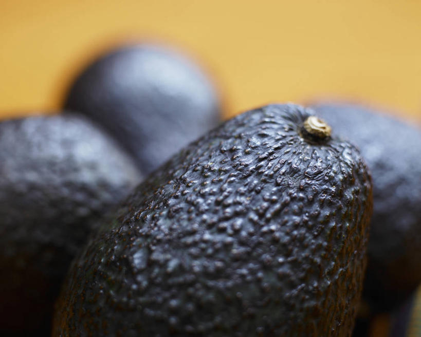 无人,横图,俯视,室内,特写,白天,桌面,桌子,水果,阴影,朦胧,模糊,新鲜,反射,木制,影子,生食,食品,果实,食物,木制品,酪梨,四个,鳄梨,摄影,有机食品,绿色食品,影棚,油梨,樟梨,牛油果,彩图,高角度拍摄,影棚拍摄,拍摄