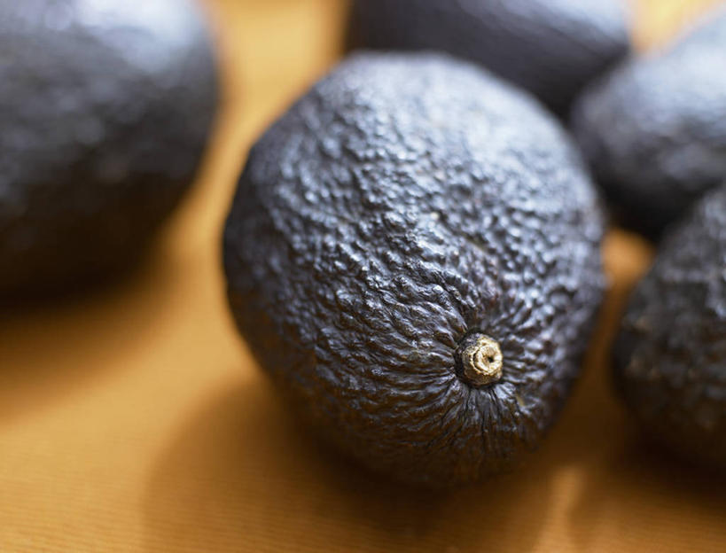 无人,横图,俯视,室内,特写,白天,桌面,桌子,水果,五个,许多,阴影,朦胧,模糊,新鲜,反射,木制,影子,生食,食品,果实,食物,木制品,酪梨,鳄梨,摄影,有机食品,绿色食品,影棚,油梨,樟梨,牛油果,彩图,高角度拍摄,影棚拍摄,拍摄