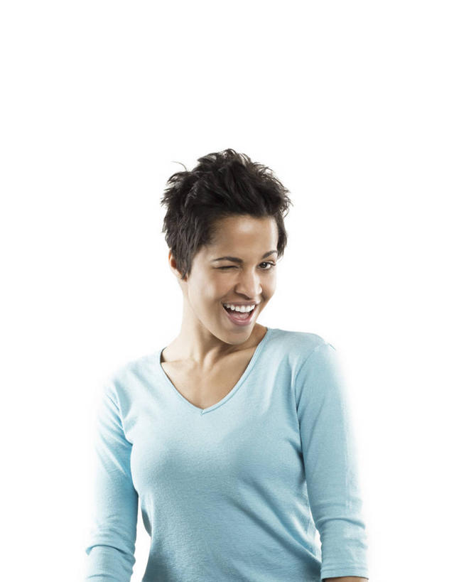 西方人,一个人,站,笑,微笑,露齿笑,竖图,室内,白天,白色背景,正面,欧洲,非洲,黑人,欧洲人,仅一个女性,仅一个人,服装,扭头,注视,休闲装,衣服,蓝色,观察,看,站着,转头,仅一个中年女性,休闲,休闲服,摄影,服饰,影棚,观看,察看,关注,女人,女性,中年女性,非洲人,站立,半身,彩图,影棚拍摄,拍摄,挤眉弄眼