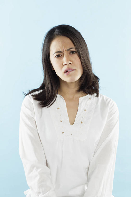 东方人,一个人,站,竖图,室内,白天,正面,亚洲,仅一个年轻女性,仅一个女性,仅一个人,蓝色背景,服装,注视,休闲装,黄种人,衣服,白色,观察,看,站着,休闲,休闲服,摄影,服饰,影棚,观看,察看,咬唇,忧愁,忧虑,关注,担心,年轻女性,女人,女性,亚洲人,站立,半身,彩图,影棚拍摄,拍摄