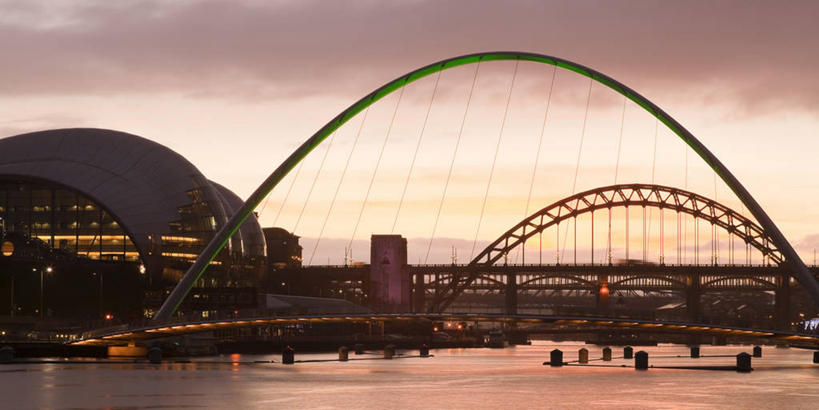 无人,高楼大厦,横图,室外,白天,正面,旅游,度假,河流,日落,水,标志建筑,大厦,地标,建筑,摩天大楼,照明,英国,欧洲,彩灯,河水,水流,晚霞,霞光,落日,灯光,背光,娱乐,建设,英格兰,灯,黄昏,灯具,享受,休闲,旅游胜地,彩霞,放松,花灯,照亮,照明设备,西欧,大不列颠,逆光,大不列颠及北爱尔兰联合王国,大不列颠联合王国,日不落英帝国,夕照,英吉利,薄暮,盖茨黑德,盖茨亥德千禧桥,盖茨黑德千禧桥,夕阳,彩图,傍晚,大楼,高层建筑,高楼,摩天楼,泰恩,威尔郡,斜阳