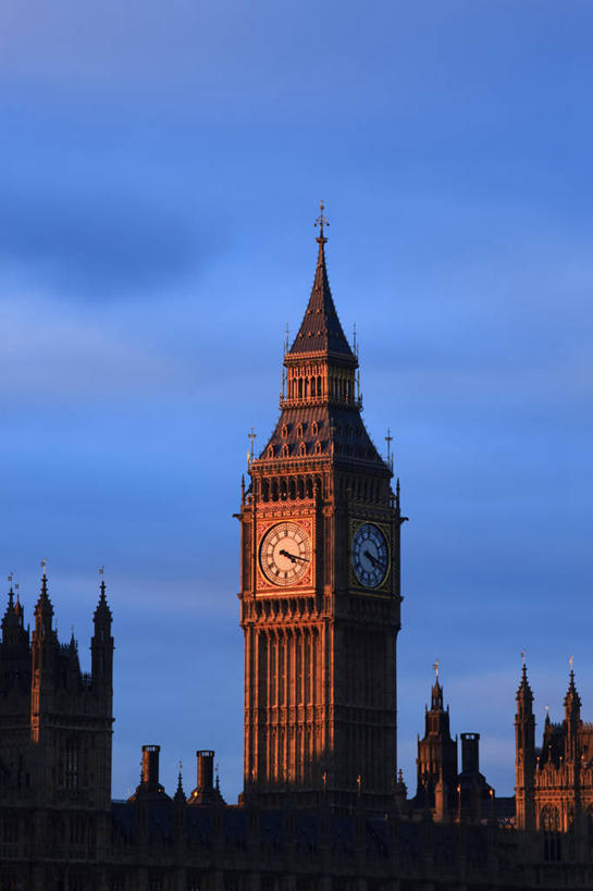 无人,竖图,室外,白天,仰视,旅游,度假,日落,标志建筑,地标,建筑,英国,欧洲,伦敦,时间,时钟,晚霞,霞光,落日,钟楼,首都,计时,娱乐,建设,大本钟,大笨钟,黄昏,钟表,享受,休闲,表,旅游胜地,彩霞,放松,西欧,大不列颠,大不列颠及北爱尔兰联合王国,塔钟,大不列颠联合王国,日不落英帝国,雾都,夕照,薄暮,威斯敏斯特宫报时钟,伊丽莎白塔,钟,夕阳,彩图,低角度拍摄,傍晚,斜阳