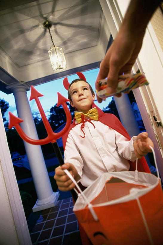 西方人,儿童,两个人,伙伴,朋友,站,竖图,室外,白天,正面,购物,友谊,纯洁,竞争,消费,袋子,欧洲,欧洲人,对抗,握,服装,节日,庆祝,冲突,包装袋,手提袋,食品,糖,糖果,甜点,甜品,购物袋,软糖,拿,拿着,注视,破坏,文化,食物,小孩,衣服,甜食,观察,看,站着,庆典,万圣节,武器,可爱,童年,童趣,战争,握着,金融,服饰,观看,纪念,损坏,察看,攻击,威胁,衣着,穿着,对立,购买,关注,矛盾,兵器,防御,表演服,演出服,贸易,童真,烂漫,无邪,敌对,挫败,斗争,抗拒,抗衡,杀伤,威慑,衣饰,三叉戟,道具服,长兵器,天真,危险,友情,男孩,男人,男性,女孩,女人,女性,白种人,站立,半身,彩图,男生,女生