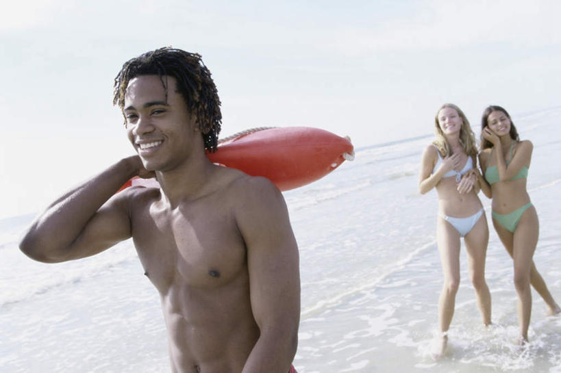 游泳,西方人,三个人,伙伴,朋友,站,笑,微笑,露齿笑,横图,室外,白天,正面,泳装,比基尼,爱情,友谊,海浪,海洋,沙滩,欧洲,欧洲人,握,阴影,光线,沙子,影子,塑料,海岸,浪花,云,云朵,沙地,浪漫,拿,云彩,拿着,注视,蓝色,白云,蓝天,天空,阳光,海水,塑料制品,天,观察,看,站着,温暖,温馨,恩爱,握着,恋人,晴朗,观看,和睦,察看,救生,关注,海景,泅水,友情,男人,男性,年轻男性,年轻女性,女人,女性,白种人,情侣,大海,风浪,海,海水的波动,海滩,近岸浪,涌浪,晴空,站立,半身,彩图,三点式,泳衣,游泳板,游泳浮板,伴侣,融洽