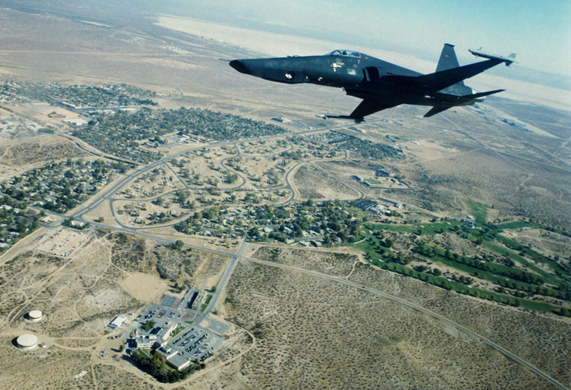 无人,农田,横图,俯视,航拍,室外,白天,庄稼,农作物,机器,火箭,高科技,科技,草地,草坪,石头,山,山脉,植物,飞机,美国,飞翔,阴影,飞行,光线,科学,石子,影子,山顶,山峰,云,云朵,山峦,翱翔,云彩,飞,草,树,树木,蓝色,绿色,白云,蓝天,天空,阳光,自然,群山,天,发动机,机械,工业,空军,一架,生长,晴朗,成长,北美,发射器,北美洲,鸟瞰,美洲,导弹,炮弹,军用机,弹道导弹,军方,军工业,美军,侦察机,沉积岩,国防,RF-5E侦察机,北亚美利加洲,亚美利加洲,颠峰,极峰,飞机发动机,航空发动机,水成岩,石块,岩石,晴空,彩图,高角度拍摄,耕地,庄稼田