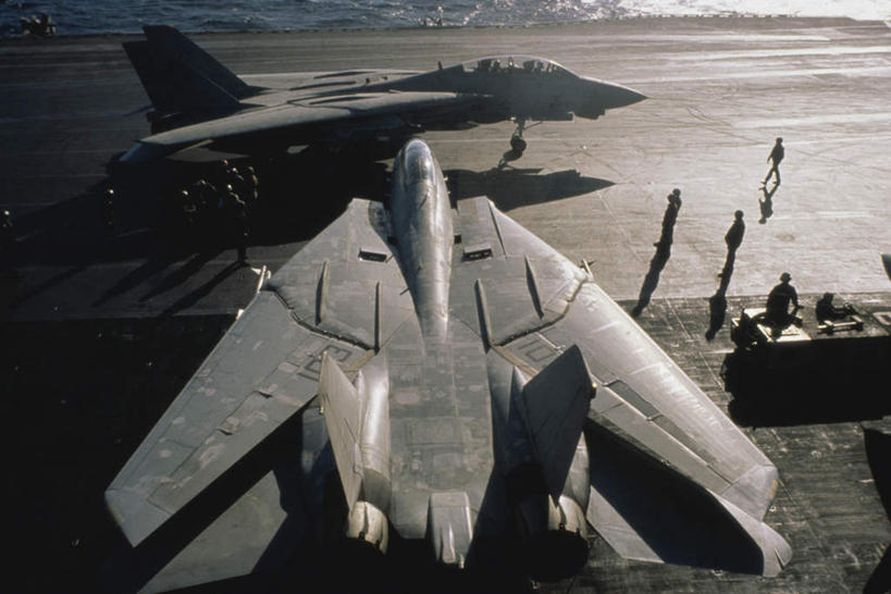 西方人,伙伴,朋友,站,横图,俯视,室外,白天,友谊,合作,团队,船,欧洲,美国,欧洲人,阴影,服装,光线,影子,许多人,注视,休闲装,衣服,阳光,观察,看,站着,一群人,休闲,休闲服,战略,运输,服饰,军舰,空军,观看,甲板,察看,北美,北美洲,关注,航母,美洲,海军,战舰,航空母舰,军用机,美军,飞行甲板,军用战舰,军用运输器,战船,F-14D雄猫战斗机,格鲁曼F-14,北亚美利加洲,亚美利加洲,联合,合谋,空母,载机巡洋舰,配合,协作,男人,男性,中年男性,白种人,站立,彩图,高角度拍摄,全身,萨拉托加号大型舰队航母,萨拉托加号航空母舰