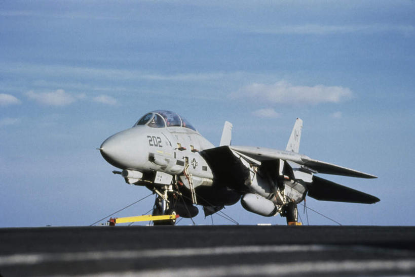 无人,机场,横图,室外,白天,正面,飞机场,船,美国,阴影,光线,影子,地平线,云,云朵,辽阔,地面,云彩,航空,蓝色,白云,蓝天,天空,阳光,停机坪,天,广阔,运输,军舰,空军,晴朗,一望无际,甲板,北美,北美洲,延伸,航母,美洲,海军,战舰,航空母舰,军用机,美军,飞行甲板,军用战舰,军用运输器,亚伯拉罕.林肯号航空母舰,战船,F-14D雄猫战斗机,格鲁曼F-14,天地相交,北亚美利加洲,亚美利加洲,空母,载机巡洋舰,无边无际,一马平川,林肯号航空母舰,晴空,彩图