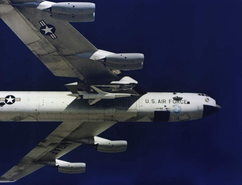 无人,横图,室外,白天,仰视,机器,飞机,美国,飞翔,阴影,飞行,光线,影子,翱翔,飞,蓝色,蓝天,天空,阳光,天,发动机,机械,空军,一架,晴朗,战斗机,北美,北美洲,美洲,轰炸机,军用机,美军,军用战斗机,万里无云,B-52同温层堡垒轰炸机,B-52轰炸机,北亚美利加洲,亚美利加洲,飞机发动机,航空发动机,堡垒轰炸机,晴空,晴空万里,彩图,低角度拍摄