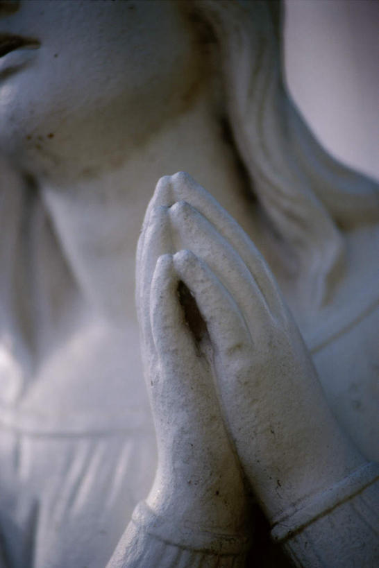 西方人,脸,头,脸颊,手,一个人,无人,站,竖图,室内,特写,白天,正面,民族服装,雕塑,欧洲,欧洲人,双手,仅一个年轻女性,仅一个女性,仅一个人,圣母,圣母玛利亚,朦胧,模糊,艺术,装饰,雕刻,雕像,祝福,石雕,虔诚,工艺品,祈祷,双手合十,站着,手部,纪念,美术,主题,感谢,合掌,陈列,玛利亚,合十礼,合掌礼,合十,莲华合掌,感恩,功能,美学,圣女,年轻女性,女人,女性,白种人,头部,脸部,脸蛋,面部,站立,半身,彩图,传统服装,民俗服