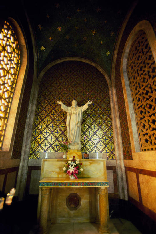 一个人,无人,教堂,站,伸展双臂,竖图,室内,白天,正面,民族服装,旅游,度假,名胜古迹,标志建筑,城市,地标,建筑,雕塑,美国,仅一个男性,仅一个人,节日,遗迹,艺术,装饰,雕刻,雕像,古迹,文化,文物,娱乐,建设,古建筑,石雕,仅一个年轻男性,工艺品,祈祷,站着,享受,休闲,健康,旅游胜地,放松,许愿,宗教,信仰,纪念,祈求,美术,北美,北美洲,基督,基督教,天主教,加利福尼亚,主题,美洲,耶稣,陈列,信念,古文明,旧金山,加州,加利福尼亚州,圣弗朗西斯科,三藩市,金州,黄金州,救世主,功能,美学,北亚美利加洲,亚美利加洲,基利斯督,弥赛亚,默西亚,救世基督像,耶稣雕像,平安,男人,男性,年轻男性,敞开双臂,伸开双臂,展开双肩,站立,张开手臂,张开双臂,彩图,传统服装,民俗服,大教堂,礼拜堂