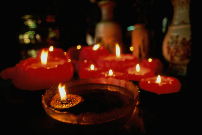 无人,寺庙,横图,室内,特写,白天,正面,旅游,度假,名胜古迹,桌面,桌子,标志建筑,地标,建筑,蜡烛,香港,中国,亚洲,许多,阴影,节日,朦胧,模糊,漂浮,遗迹,飘扬,光线,木制,火焰,影子,烛光,飘落,燃烧,古迹,文化,文物,娱乐,建设,古建筑,木制品,庙宇,点燃,祈祷,享受,休闲,健康,旅游胜地,放松,许愿,宗教,佛教,信仰,下沉,纪念,祈求,港,降落,古文明,东亚,新界,文武二帝庙,文武庙,香港特别行政区,港澳台,中华人民共和国,飘零,释教,大埔区,大埔文武庙,富善街,平安,彩图,庙,寺