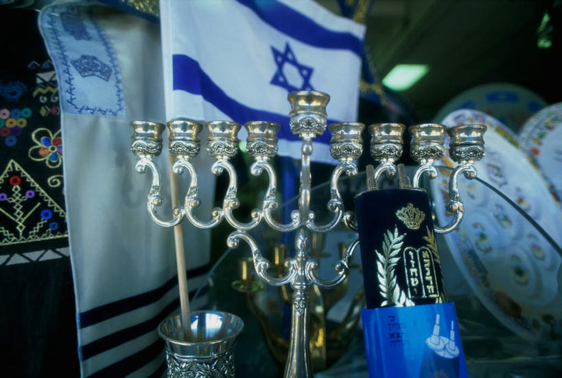 无人,横图,室内,特写,白天,正面,神秘,静物,餐具,旗帜,阴影,形状,节日,朦胧,模糊,反射,碟子,盘,影子,烛台,几何,文化,旗子,盘子,碟,祈祷,健康,许愿,宗教,信仰,纪念,祈求,六芒星,犹太教,奥秘,旌旗,旗号,犹太教灯台,犹太教九灯烛台,再献圣殿节灯台,挑筋教,平安,彩图