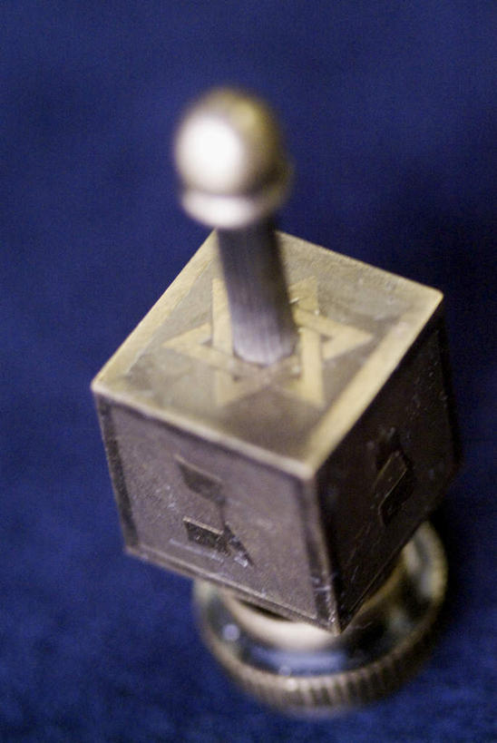 无人,竖图,俯视,室内,特写,白天,游戏,神秘,静物,蓝色背景,形状,节日,朦胧,模糊,庆祝,几何,玩,文化,娱乐,一个,陀螺,祈祷,庆典,休闲,健康,益智,许愿,摄影,宗教,信仰,影棚,单个,活动,纪念,祈求,发泄,消遣,智力,六芒星,犹太教,光明节,宣泄,陀罗,干乐,冰尜,打老牛,独乐,奥秘,挑筋教,修殿节,平安,玩耍,嬉戏,彩图,高角度拍摄,影棚拍摄,拍摄,哈努卡节,马加比节,献殿节,烛光节